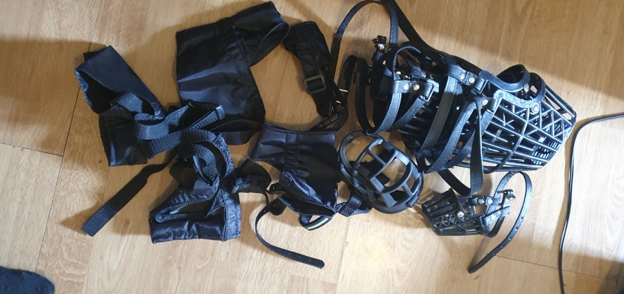  Stoffen en plastic muilkorvensets + 1 baskerville