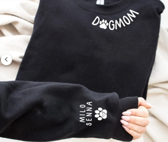 Dog mom truien met de namen van de honden op de mouw